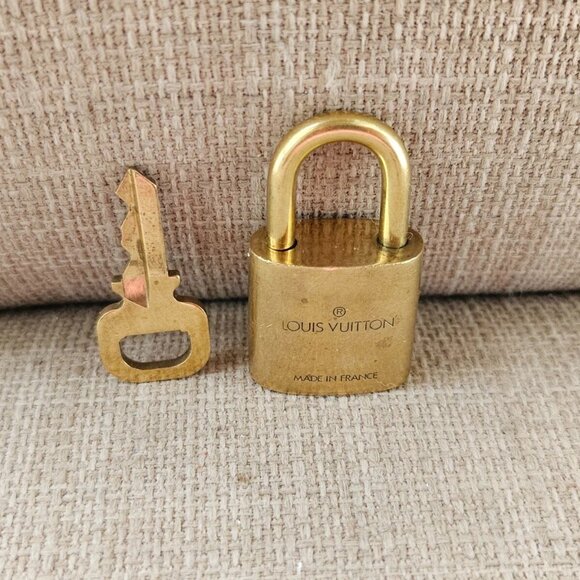 Louis Vuitton Paris Padlock Gold Tone Lock/Key 310 Made in France Authentic LV - Picture 10 of 13